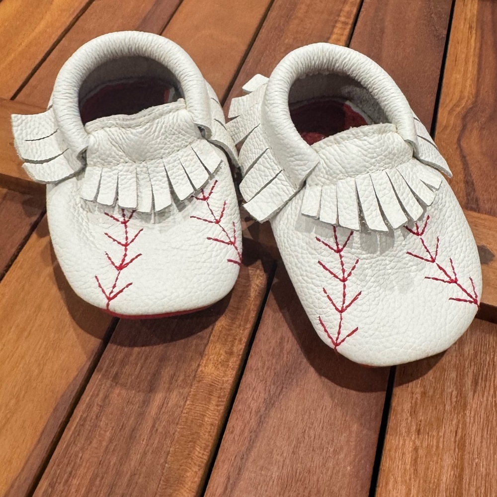 Birdrock Baby White Leather Moccasins with Red Stitching & Fringe Sz. 5.5